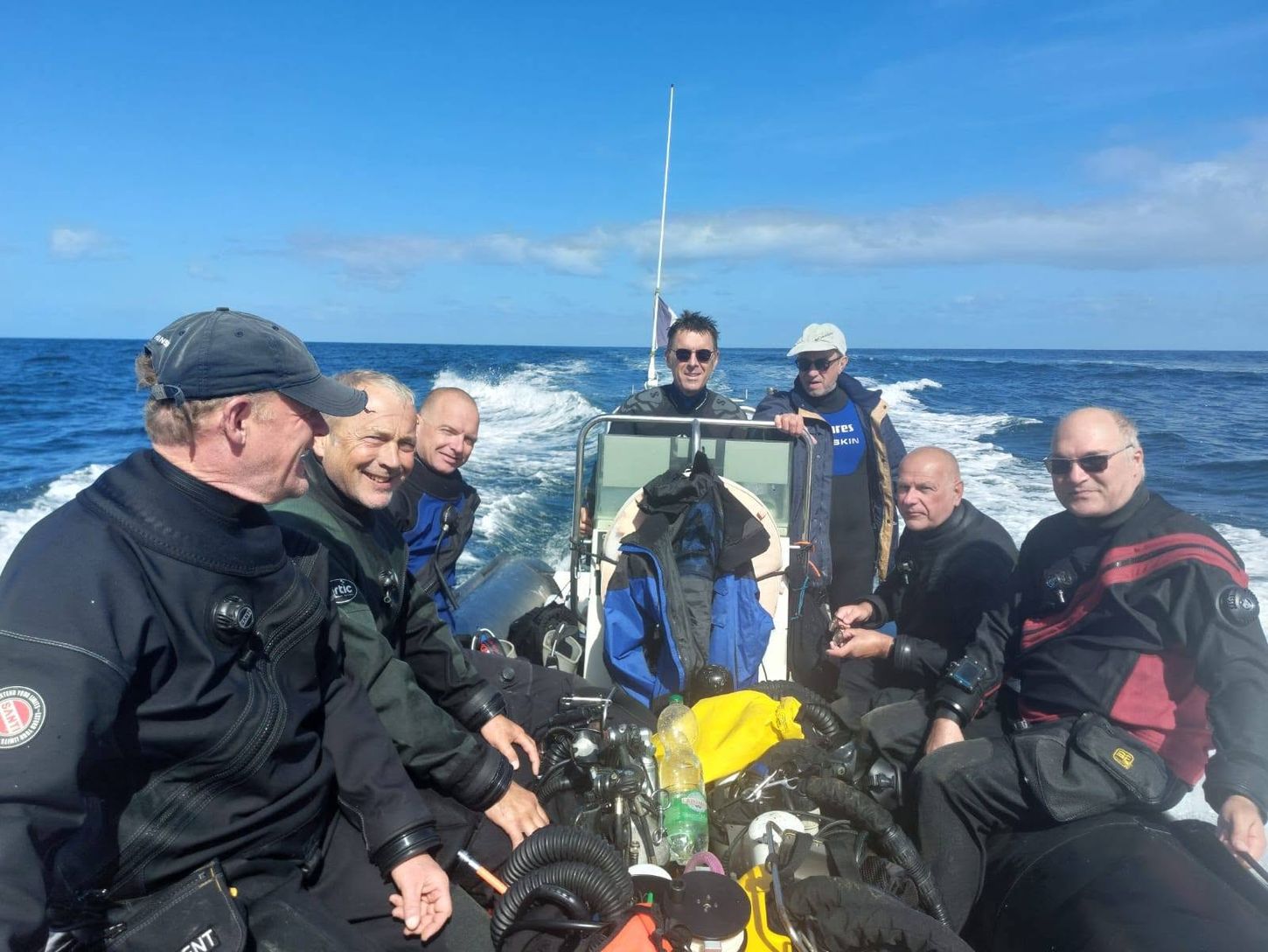 Plongeurs &agrave; bord du semi-rigide avec leur mat&eacute;riel
