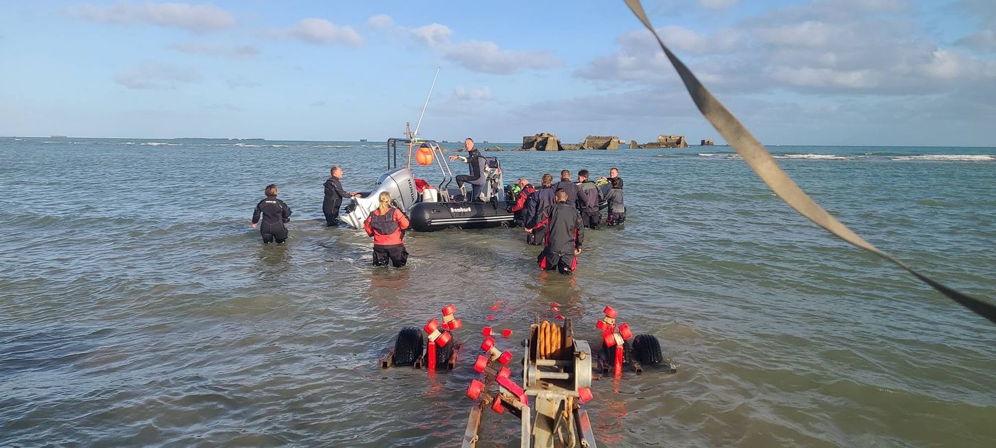 Groupe et semi-rigide dans les eaux peu profondes au d&eacute;part d&rsquo;Asnelles